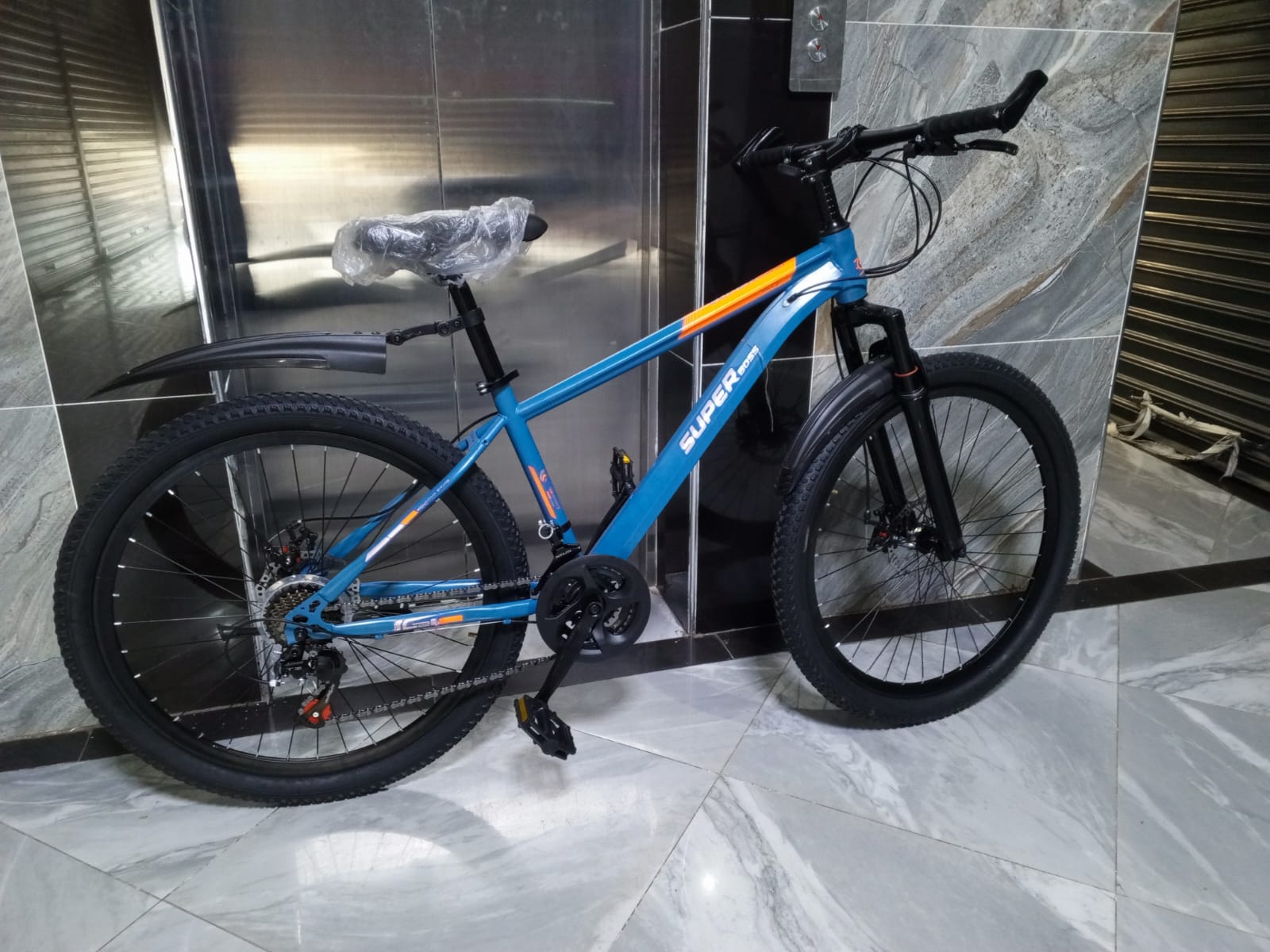 SIZE 24 SUPABOSS 2I SPEED BIKE WITH FRONT SHOCK AND DISC BRAKES